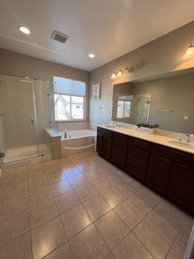 Building Photo - Newer Home within Red Hawk Golf Community!