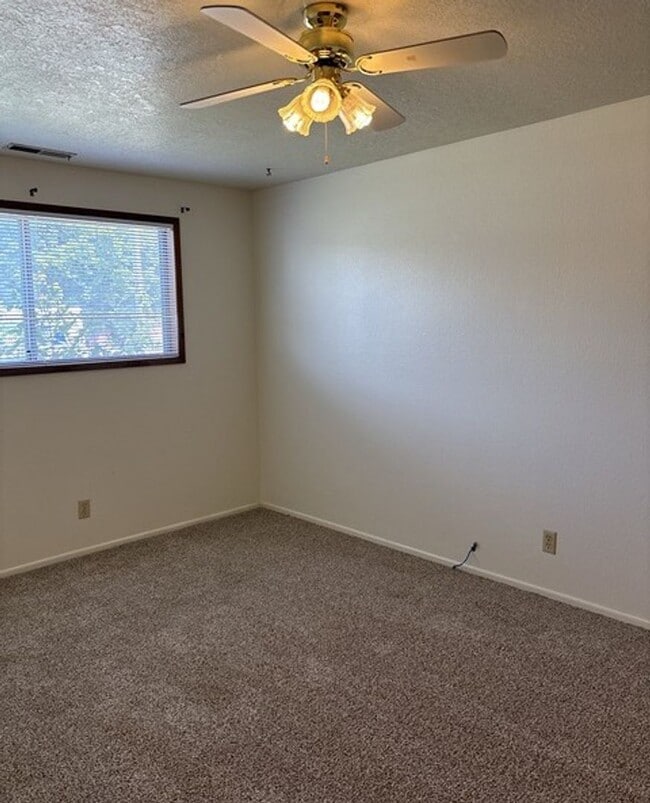 Building Photo - 3Bd/2Ba Single Story House - Available to View!