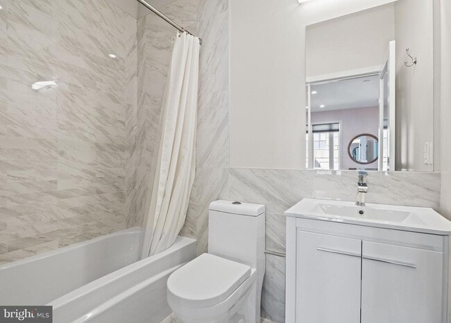 Building Photo - 2106 Spring St