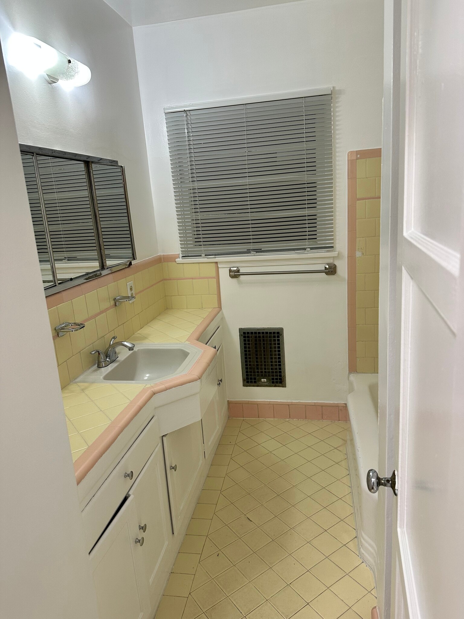 Bathroom - 4068 Lincoln Ave