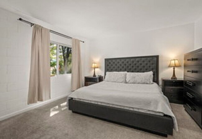 Building Photo - FULLY FURNISHED home available now.