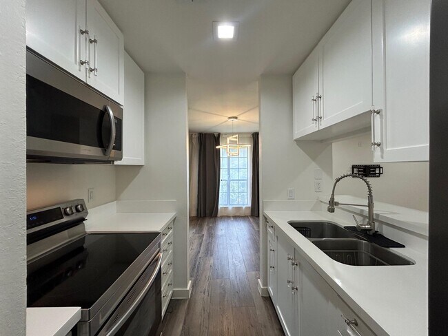 Building Photo - 200 Martingale