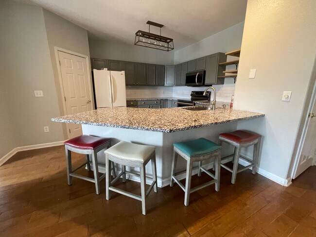 Building Photo - Charming 2 bedroom/ 2-bathroom ground floor- Great location - 1 car garage! 1-month free rent!