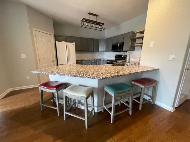 Building Photo - Charming 2 bedroom/ 2-bathroom unit in Castleview Condominium complex- Great location - 1 car gar...
