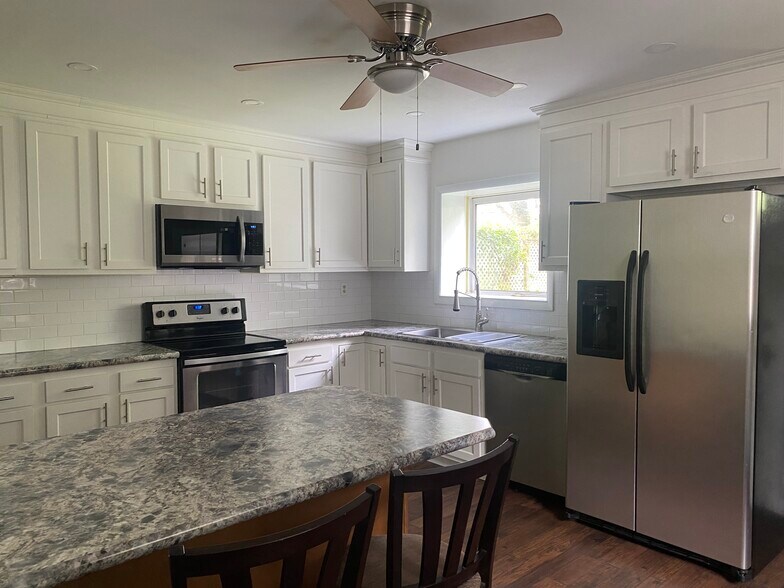 Building Photo - 104 Manning Blvd