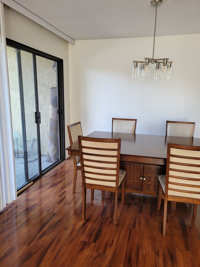 Building Photo - Plenty of Natural Light! Spacious Townhous...