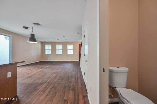 Building Photo - 2185 S Sanders Dr