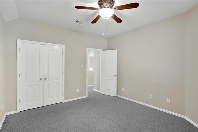 Building Photo - 2001 Singing Hls