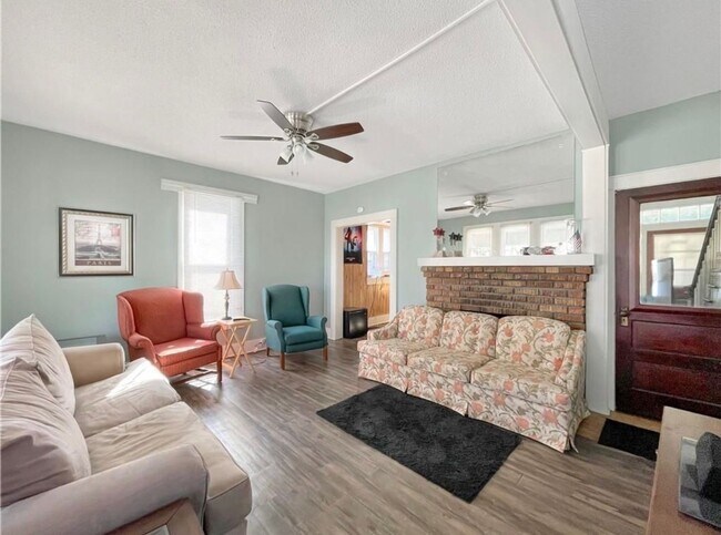 Building Photo - 202 S College St