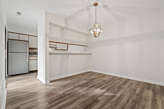 Building Photo - GREAT LOCATION!!! Large 2bedrm - Mins to U...