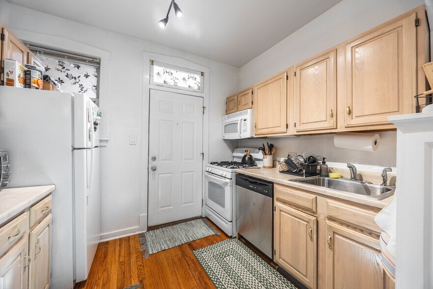 Building Photo - 827 W Wrightwood Ave