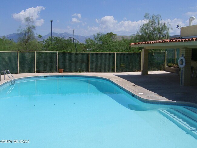 Building Photo - 810 S Kolb Rd