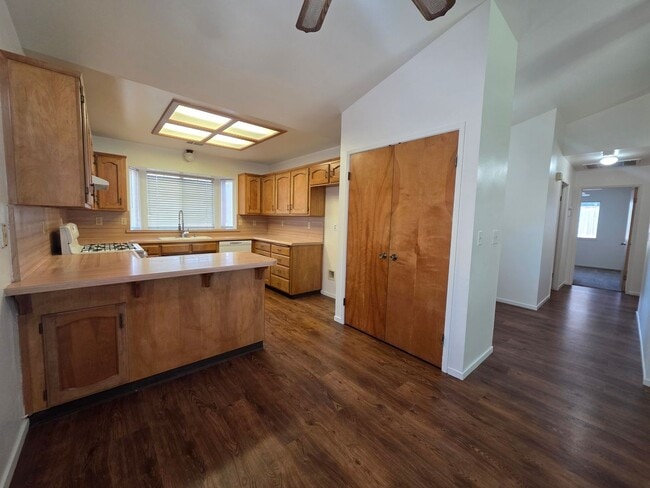 Building Photo - 1846 N Selina Ct