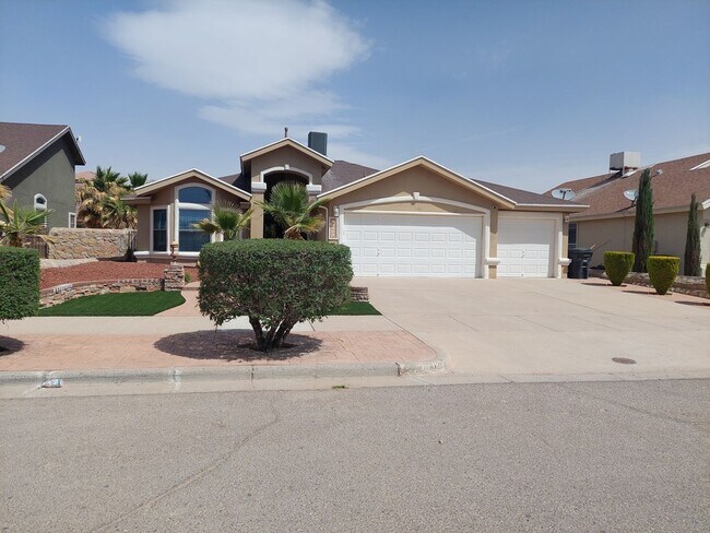 Primary Photo - 4 BEDROOM 2 BATHROOM HOME 3 CAR GARAGE HOM...
