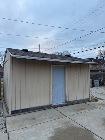 Storage building - 3318 S Quincy Ave