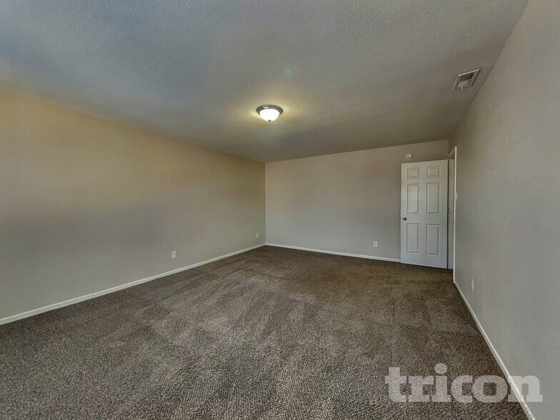 Building Photo - 1405 Bluestem Dr