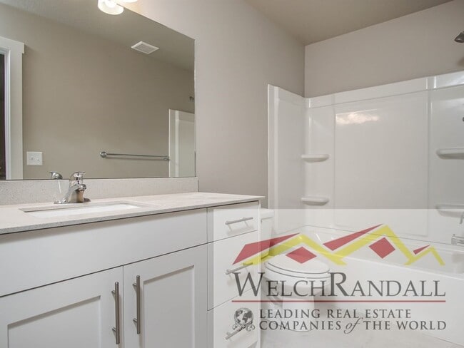 Building Photo - Beautiful 3 Bed 2.5 Bath Townhome in West ...
