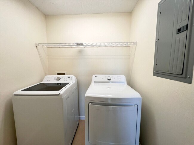 Building Photo - Perfect apartment waiting for you!