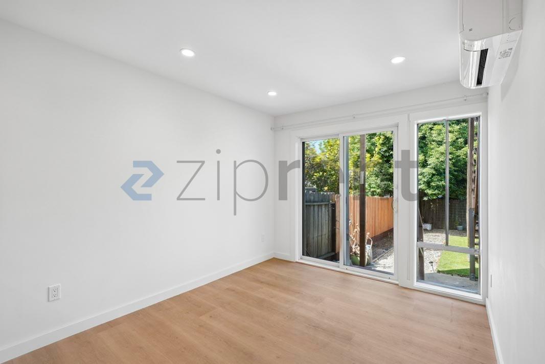 Building Photo - Unit D