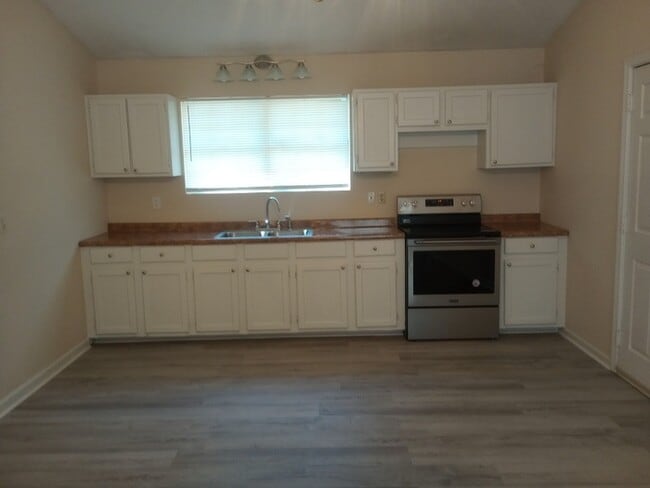 Building Photo - 3 Bedroom 2 Bathroom