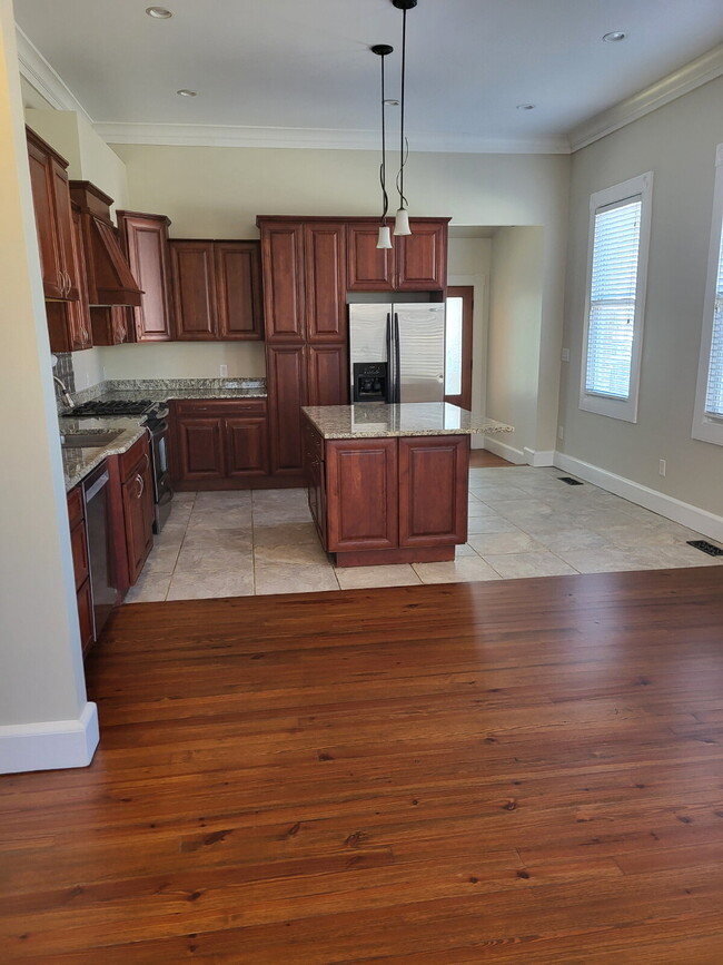 Building Photo - "Spacious 2-Bedroom Retreat with Hardwood ...