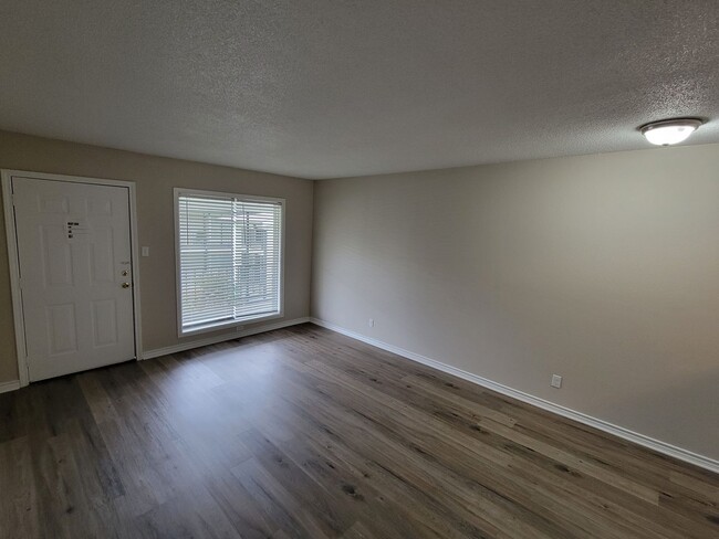 Building Photo - Newly Renovated 2B/2B Apartment Available ...