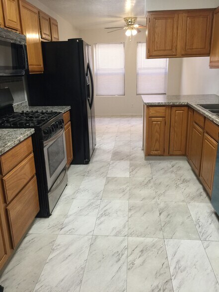 Building Photo - 609 Avenida Montoya NE