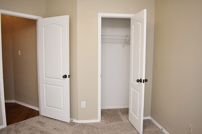 Building Photo - Beautiful 3-2-2 in desirable area of Fort ...