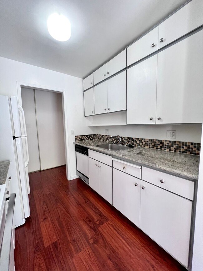 Building Photo - Bright 1/1 with an extra large patio, park...