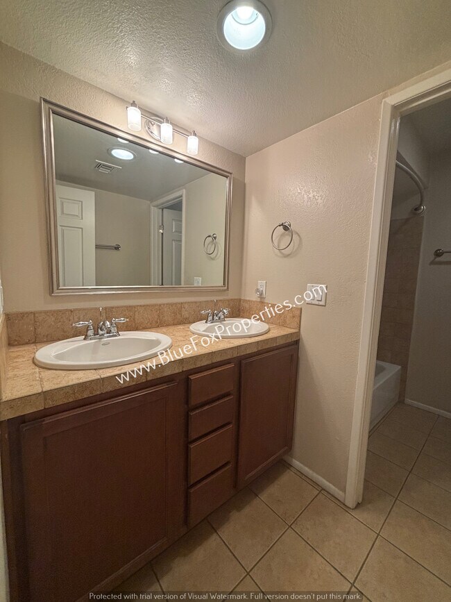 Building Photo - 5051 N Sabino Canyon Rd