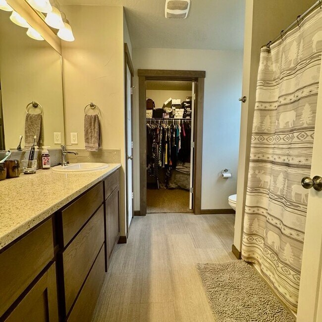 Building Photo - Beautiful 4 bedroom home