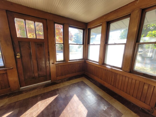 Building Photo - Two bedroom home, beautiful hardwood floors!