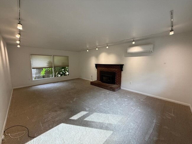Building Photo - 580 N 13th St