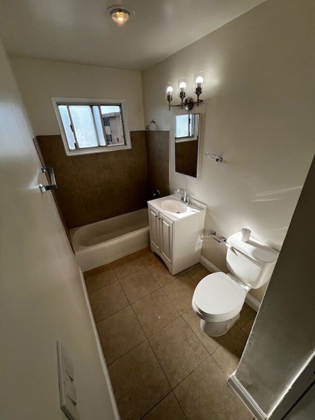 Building Photo - 2br - 1/2 twin Home with yard , garage and lots of parking