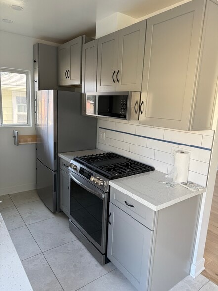 Cabinet depth fridge, gas range - 1533 Princeton St