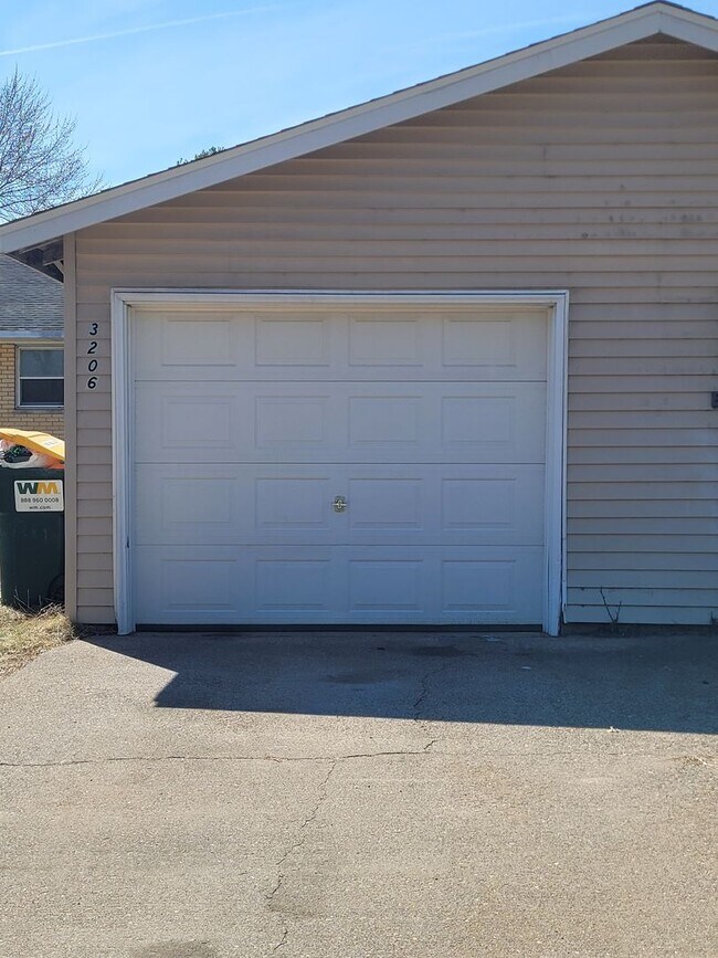 Building Photo - 3204-3206 Runway Ave