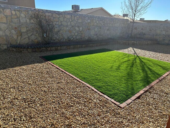 Building Photo - Beautiful East side House 3 bed-2.5 baths in front of Park