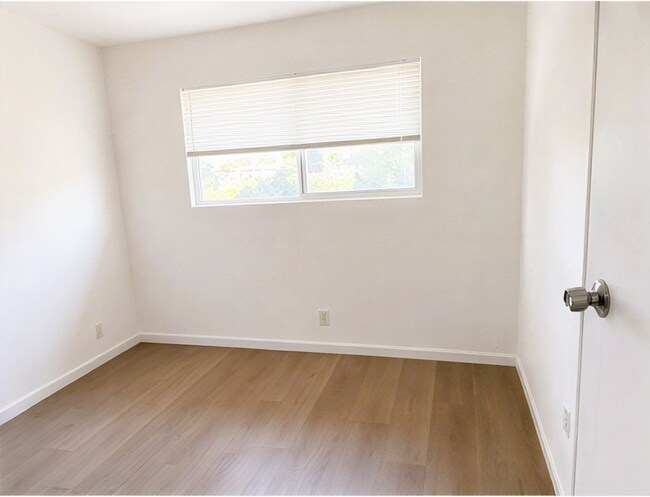 Building Photo - 151 Catron Dr