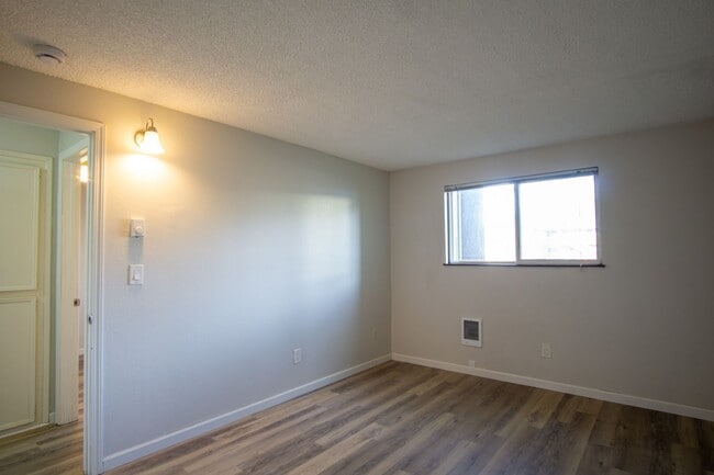 Building Photo - Ground Floor 2 Bdr Close to the Heart of Multnomah Village!