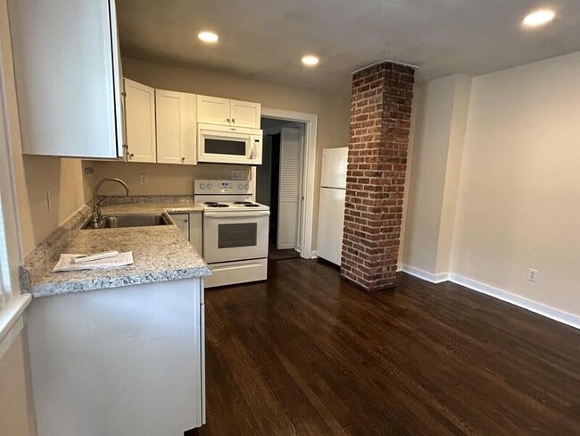 Building Photo - 833 E 21st Ave