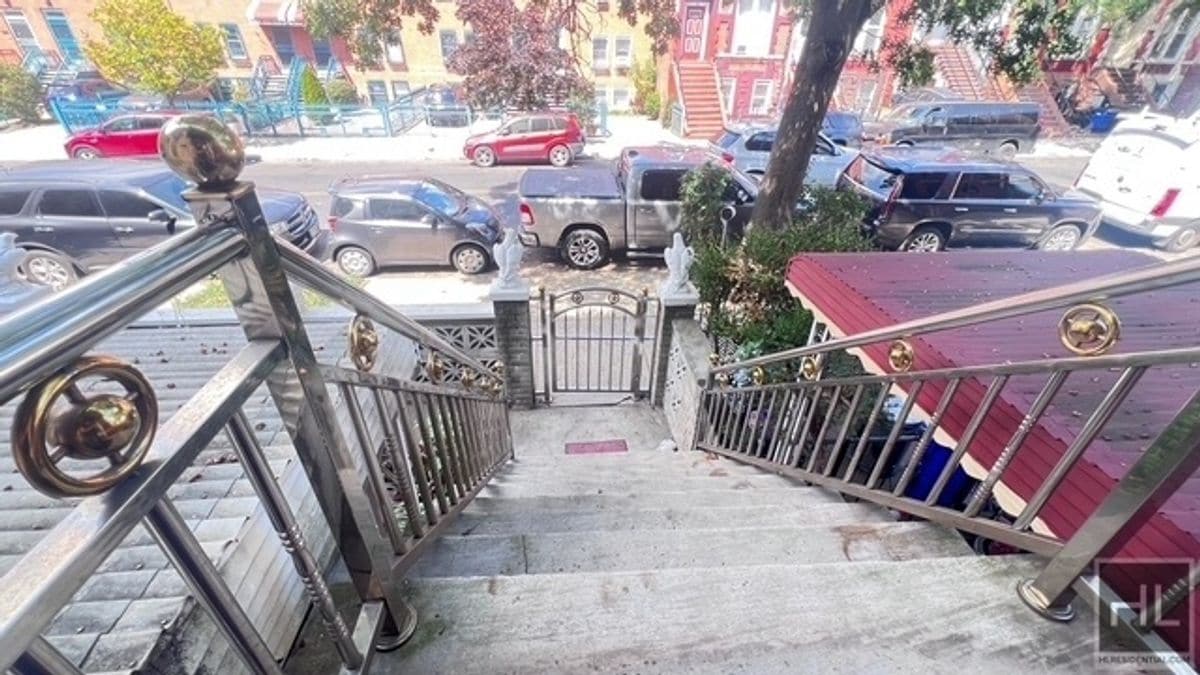 Building Photo - 444 Halsey St