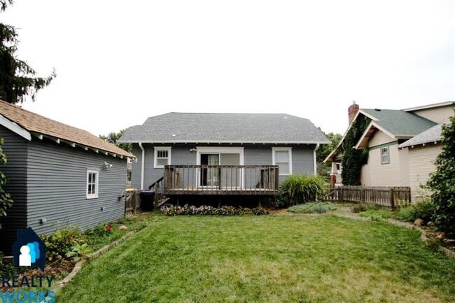 Building Photo - Super Cool bungalow in the Country Club ne...