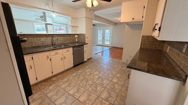 Building Photo - AVAILABLE NOW!