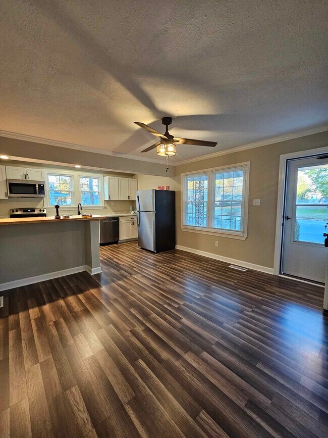 Building Photo - 203 S Fieldcrest Rd