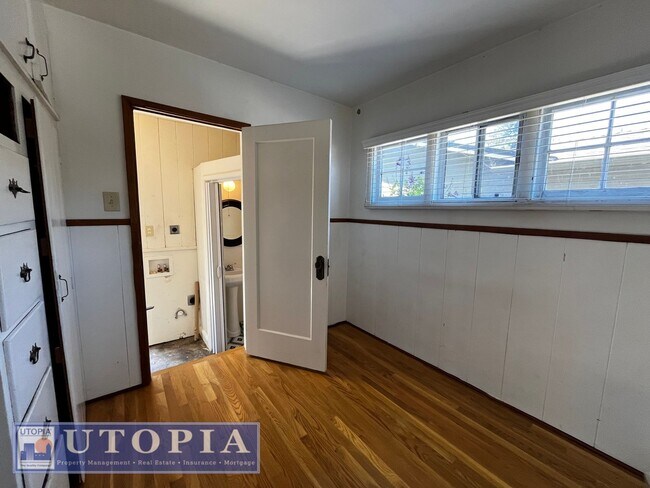 Building Photo - Charming 3 Bedroom, 1.5 Bathroom close to ...