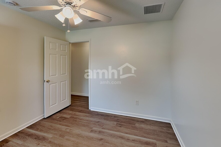 Building Photo - 11609 Deep Springs Dr N
