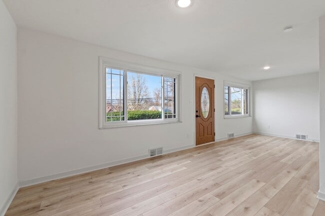 Building Photo - READY NOW! Fully RENOVATED 3 bedroom in SCOTT TOWNSHIP!