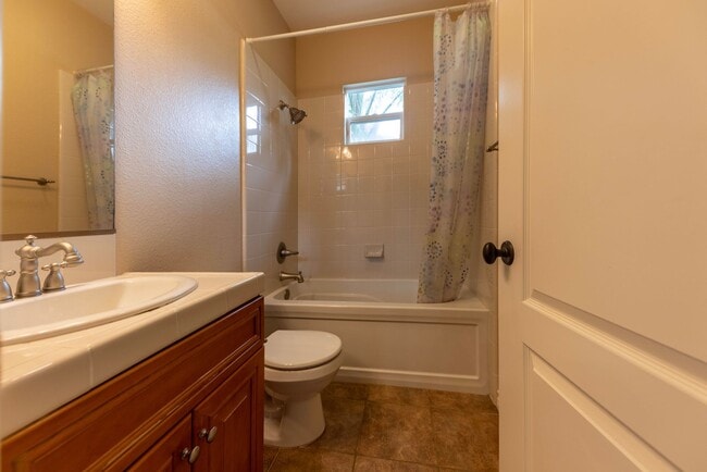 Building Photo - Beautiful 4 Bedroom 4 Bath House with Pool & Spa in Arroyo Vista