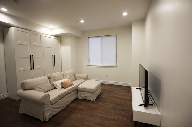 Building Photo - 625 E 200 S