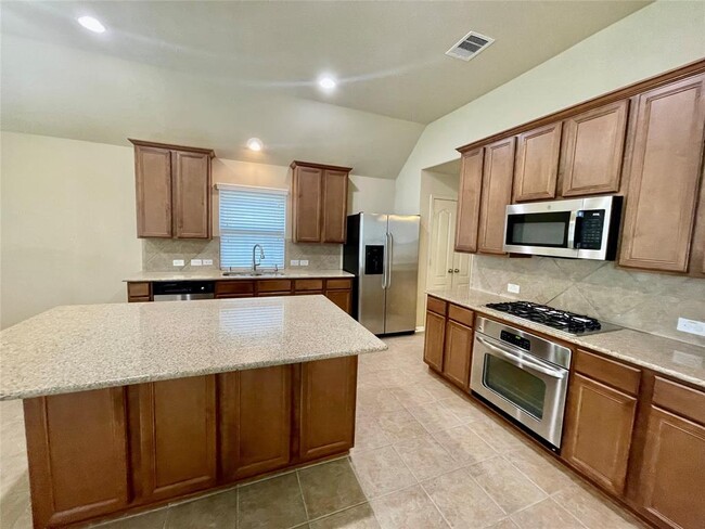 Building Photo - 2115 Mooncrest Dr